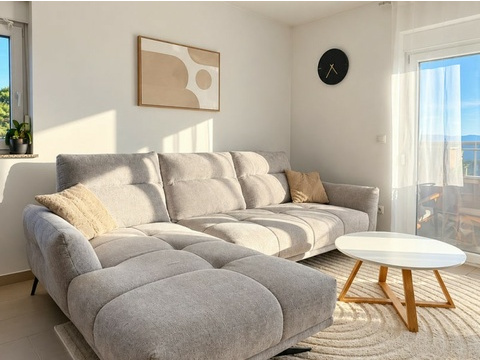 Sofa mit rundem Couchtisch