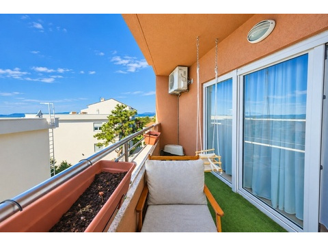 Balkon mit Sessel und Glastür