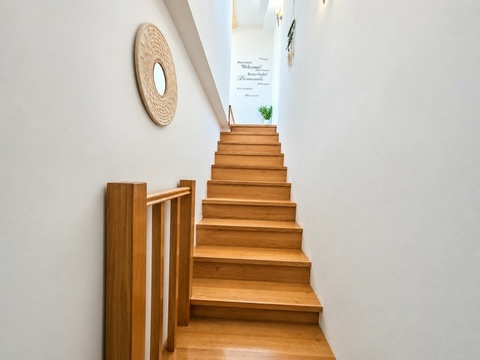 Holztreppe zur oberen Etage