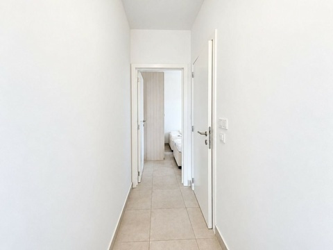 Schmaler Flur mit Blick ins Zimmer