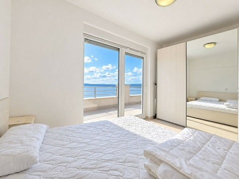 Schlafzimmer mit Doppelbett und Terrassentür