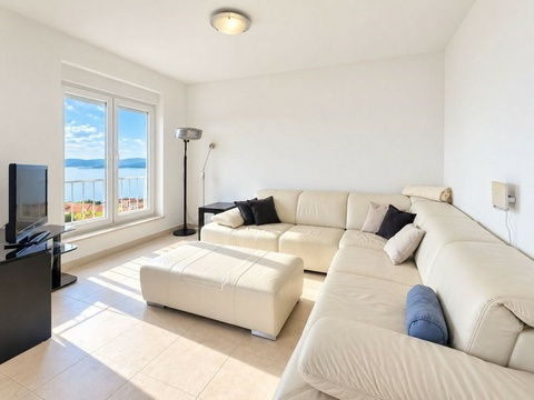 Wohnzimmer mit Ledersofa und Fenster zum Meer