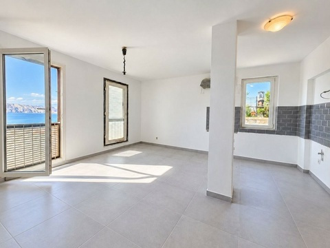 Wohnraum mit Balkontür und Blick auf das Meer