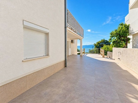 Gepflasterte Fläche neben dem Haus mit Meerblick