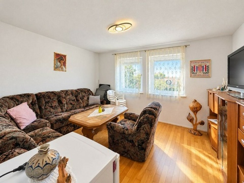 Wohnzimmer mit Sofa und Sesseln