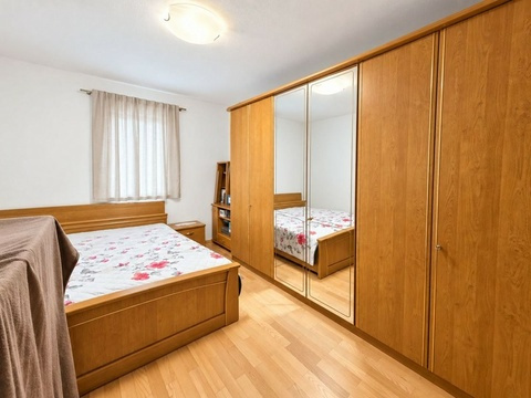 Schlafzimmer mit großem Kleiderschrank