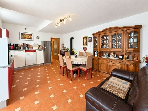 Küche mit Essbereich und Vitrinenschrank