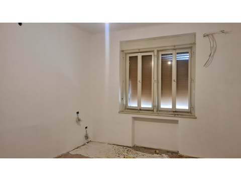 Leeres Schlafzimmer mit Fenster