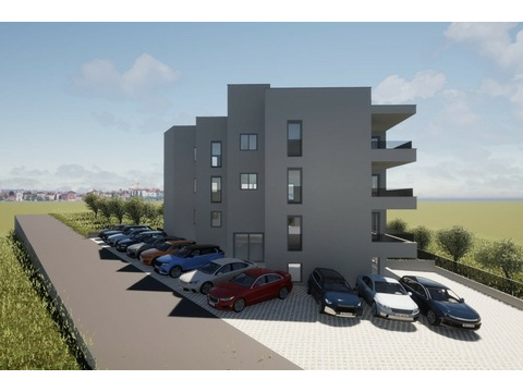 Lange Zufahrt entlang der Hausrückseite