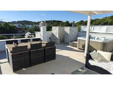 Dachterrasse mit Jacuzzi und Sitzgruppe