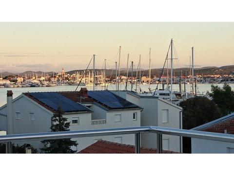 Wohnung mit Dachterrasse und Blick auf den Hafen in Murter, Dalmatien