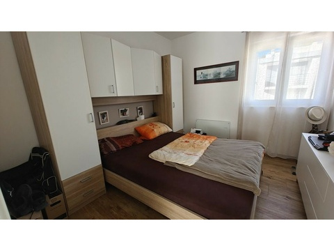 Schlafzimmer mit Doppelbett und Schrank