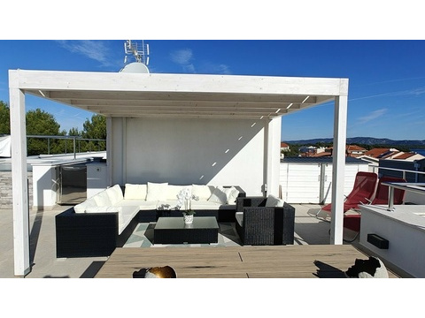 Sitzecke unter der Pergola auf der Dachterrasse