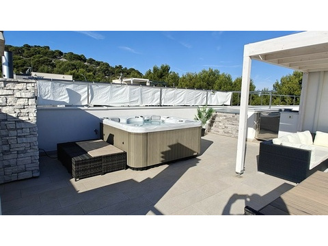Dachterrasse mit Jacuzzi und Pergola