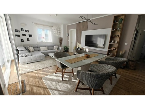 Wohnbereich mit Sofa und Teppich