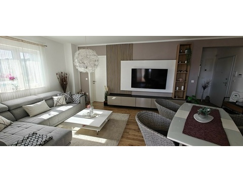 Wohnzimmer mit Sofa und Fernseher