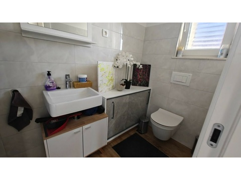 Separate Toilette mit Waschbecken