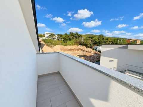 Balkon mit Geländer und Blick ins Grüne