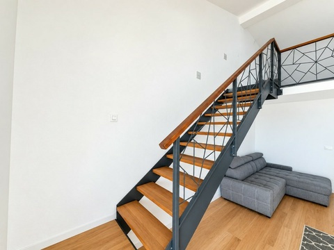 Treppe mit Metallgeländer zur Galerie