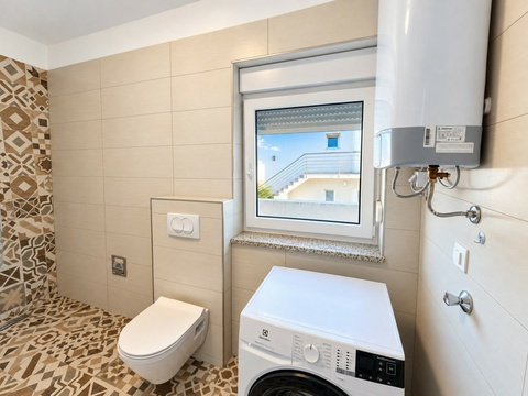 Bad mit Toilette und Waschmaschine