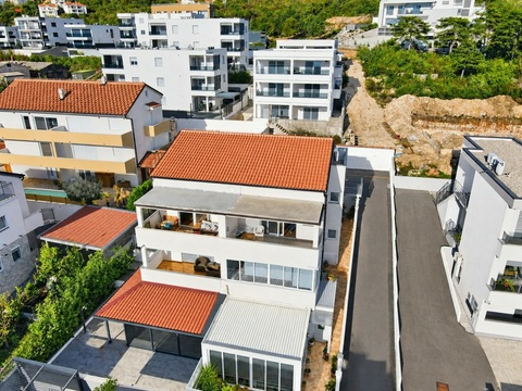 Wohnhaus mit rotem Dach von oben