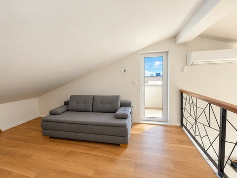 Galerie mit Schlafsofa und Balkontür