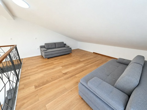 Galerie mit Holzboden unter der Dachschräge