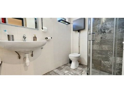 Badezimmer mit Waschbecken und Toilette