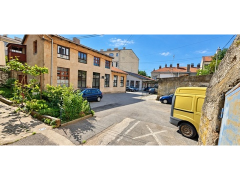 Dachgeschosswohnung mit Garten und Parkplatz im Hof in Rijeka