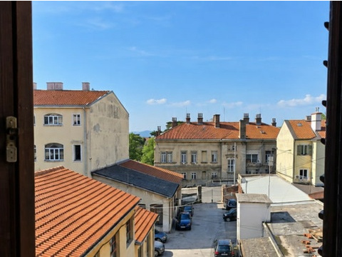 Blick vom Fenster auf den Innenhof