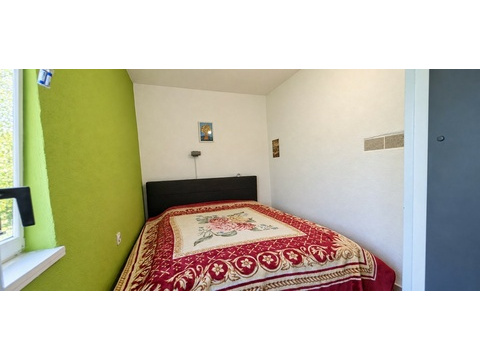 Schlafzimmer mit Bett und Fenster