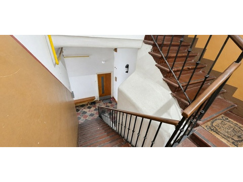 Treppenhaus mit Holzgeländer