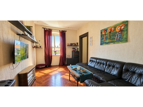 Wohnzimmer mit Ledersofa und Fernseher