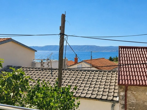 Blick über die Dächer auf das Meer und die Insel Krk