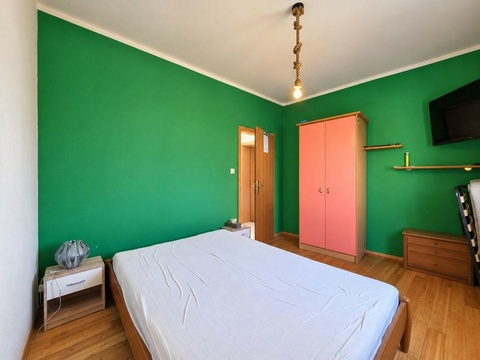 Schlafzimmer mit grüner Wand und Kleiderschrank