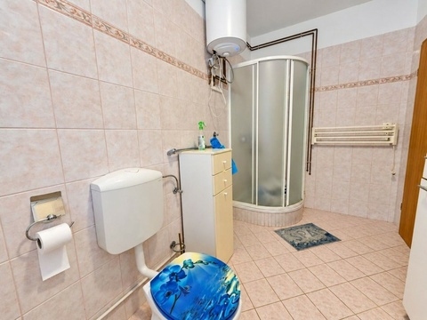 Badezimmer mit Dusche und Boiler