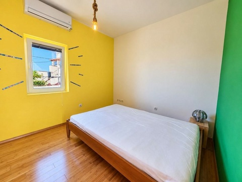 Schlafzimmer mit gelber Wand und Doppelbett