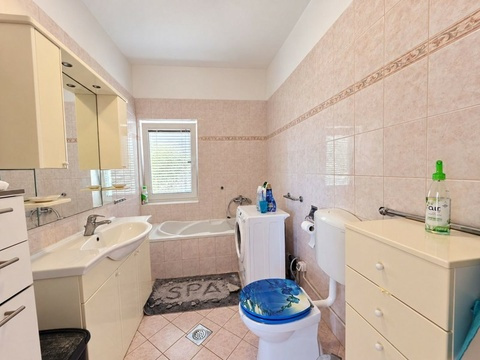 Badezimmer mit Badewanne und Waschtisch