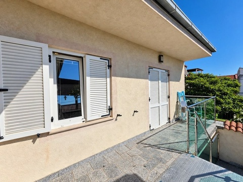 Terrasse am Haus mit Fensterläden