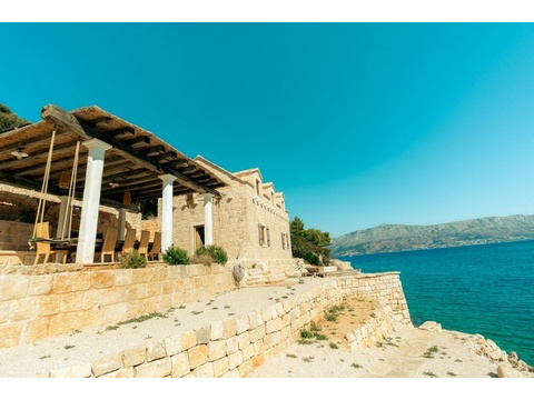 Terrasse mit Pergola und Blick auf das Meer