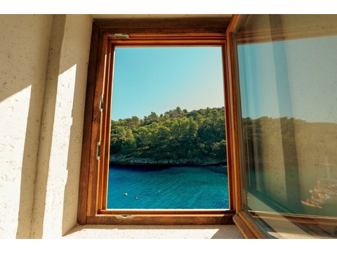 Fenster mit Blick auf die Bucht