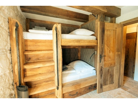 Zimmer mit zwei Etagenbetten aus Holz