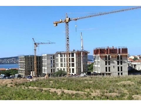 Baustelle der Wohnanlage mit Blick auf die Bucht von Trogir