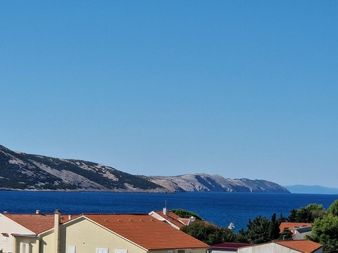Blick von der Terrasse über die Dächer auf die Bucht von Stara Novalja