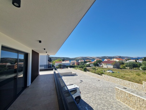 Terrasse mit Blick auf die Nachbarhäuser und das Meer