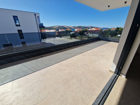 Terrasse im ersten Obergeschoss mit Blick auf die Bucht