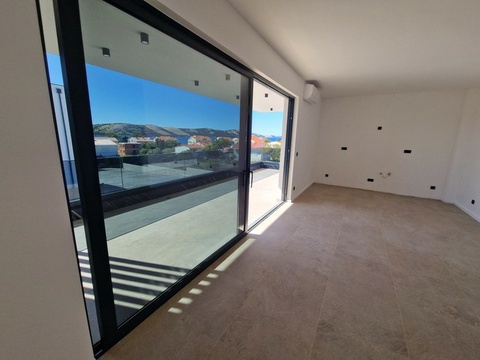 Wohnzimmer mit Glasfront zur Terrasse