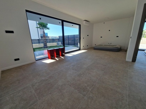 Wohnzimmer mit Glasfront zur Loggia