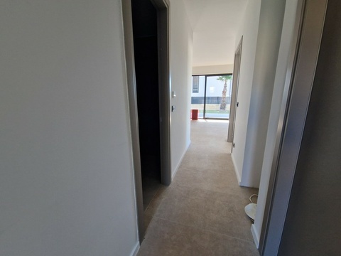 Eingangsbereich mit Blick zur Loggia