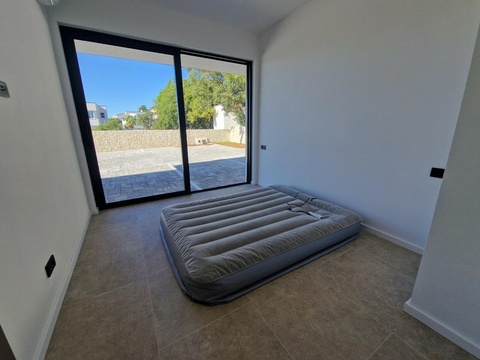 Zweites Schlafzimmer mit Terrassentür